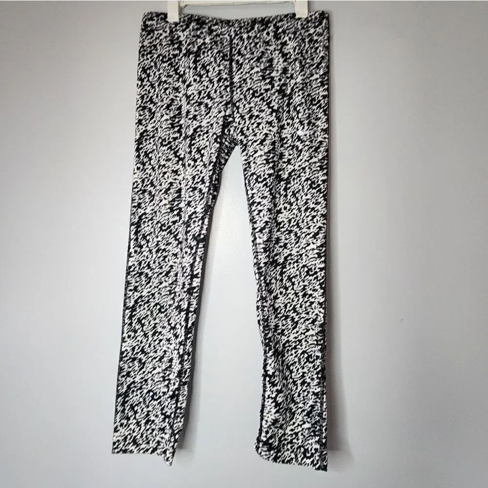 Nike Dri-Fit Womens Size Small White Black Abstract Capri Leggings